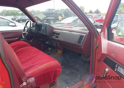 1993 Chevrolet Suburban C2500 z USA, uszkodzony, nr VIN 1GNGC26K8PJ366763